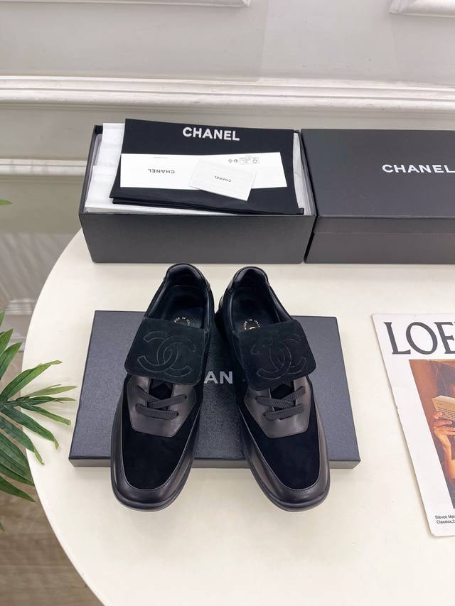 小香 25 2025 秋冬新品 专柜经典走秀款 小香双C中古翻盖运动鞋 系列上新 Bs时尚圈的绝绝子 搭配将演绎着细致 极简 永不褪去的经典元素 展现与众不同的