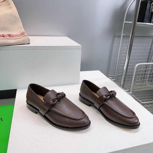 高品质出厂 ！顶级品质Bottega Veneta葆蝶家26春夏新色Bv新品麻花金属扣中性复古乐福鞋荔枝纹小皮鞋单鞋包头半拖！ 顶级版本 春夏新品 标志性金属质