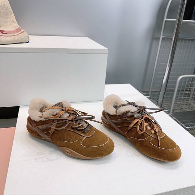 高品质出厂 ！顶级品质Miumiu缪缪25Ss秋冬新款保暖羊羔毛休闲鞋系带阿甘德训鞋毛毛鞋！来感受财阀千金的新款保暖羊毛牛反绒休闲鞋板鞋！一眼看中的毛绒绒复古休
