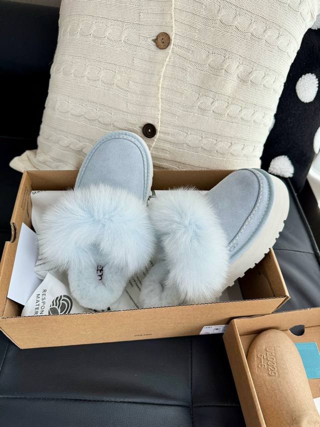 Ugg 长毛蒂茨库特-羊毛拖 让你爱上走路这双 Ug* 蒂茨库特长毛款，一脚蹬就时髦出街，美式慵懒随意拿捏 每一脚都像踩在猫咪肚皮上，蓬松柔软到上头~而且视觉增