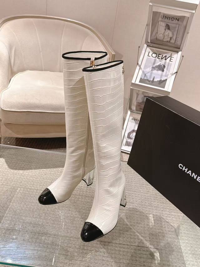 20252012-5 精致电渡字母跟靴口开模点钻小标15高靴 面；进口石头纹小牛油 内里；丝绸羊皮 垫脚；丝绸羊皮 大底；意大利真皮 跟高；8.5Cm 码数；3