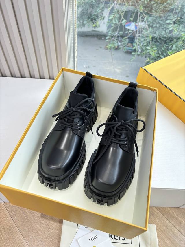 G306所见即所得Fendi芬迪 25新秋冬短靴 高筒靴 Yyds→_→ Fd又出美靴啦 高级反绒牛皮面料，经典Ff老花高级特殊压印 开模原版分体五金 机车靴造