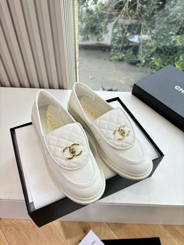 G302代购级别Chanel香奈儿*小香锁扣单鞋乐福鞋新款真的是帅气时尚的代表筒Chanel字母点缀 低调不失奢华！简约时尚个性又大气！自然流畅的美感，有种惊艳