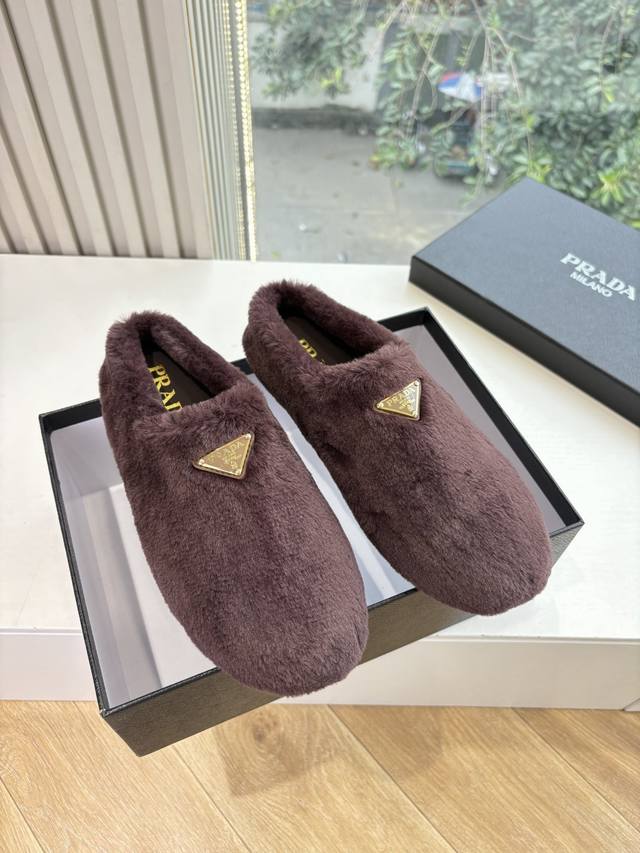 G036所见即所得代购级别市面最高版本 prada 普拉达秋冬新款△三角标一脚蹬羊毛鞋，厚底靴 雪地靴 双色擦色牛绒真羊羔毛棉靴雪地靴真皮沿条 双色Tpu大底