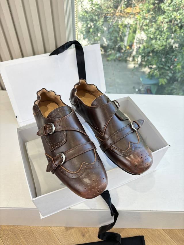 G21325Cotemp乐福鞋延续Cotemp 设计开发的Regalo 精巧圆润鞋头,鞋面由细纹牛皮覆盖,靴筒比例加宽,柔软可堆叠自带慵懒气质，鞋身拼接简约精练