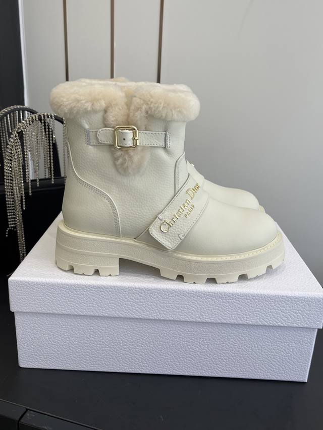 迪奥 秋冬新品跑量 加厚保暖羊毛短靴，经久不衰的马丁靴造型，彰显经典设计 顶级品质 侧面带有Dior金色五金Logo标志，完美无瑕。 顶级进口小牛皮材料 内里垫