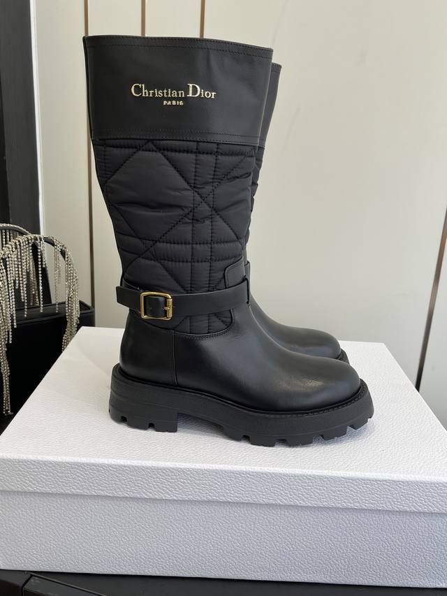 顶级经典靴，秋冬全新系列D-Major系列筒靴 楦型百搭瘦脚Yyds.造型立体饱满，帅气十足 上脚舒适 一款非常复古风、气场十足单品 设计风格非常新颖 细节完美