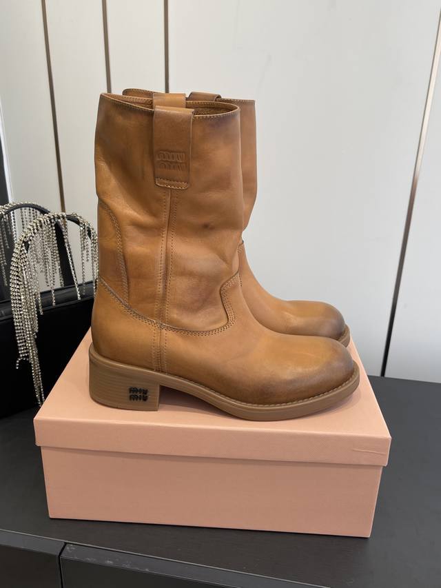 缪缪秋冬走秀款西部系列，复古做旧堆堆靴机车靴马丁靴. 易梦玲同款超多网红明星上脚 Miumi今年秋冬确实泰酷辣 秋冬限定款 专柜非常难买 看着很硬的样子 其实非