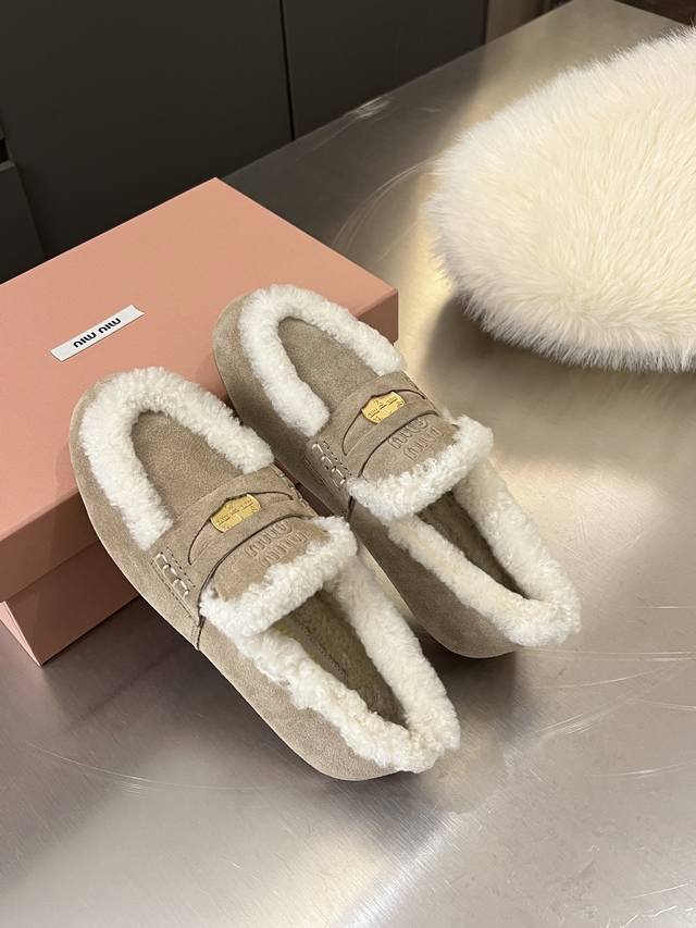 缪缪秋冬新款金币款乐福鞋 100%纯羊毛走秀款 近几年超流行的老钱风格复古时尚 简约高级 随意搭配 上脚非常舒适鞋面采用金币和压花徽标Logo彰显别具一格的经典