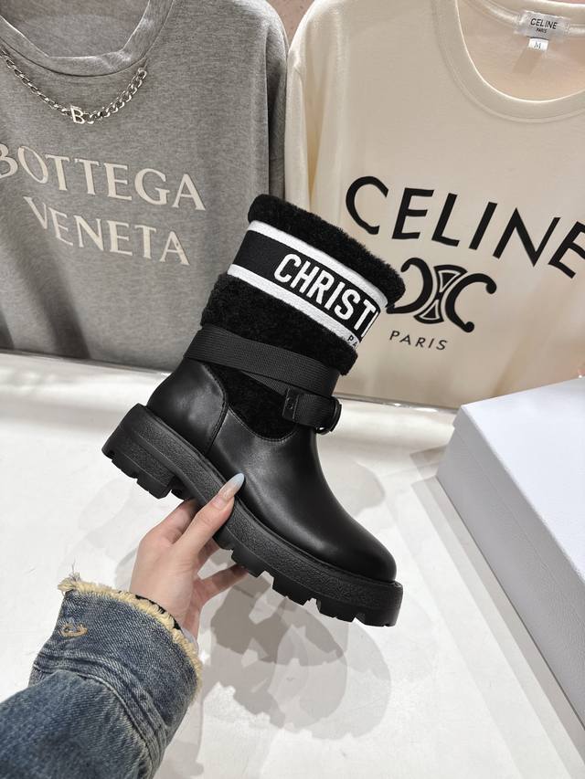 迪奥 秋冬最新款骑士毛靴雪毛靴 超多明星网红种草，时尚与潮流同时拥有，简约的设计，细节充满品牌元素。脚感超级舒适，可酷可帅的一款靴子不仅颜值爆棚有品牌辨识度，刺