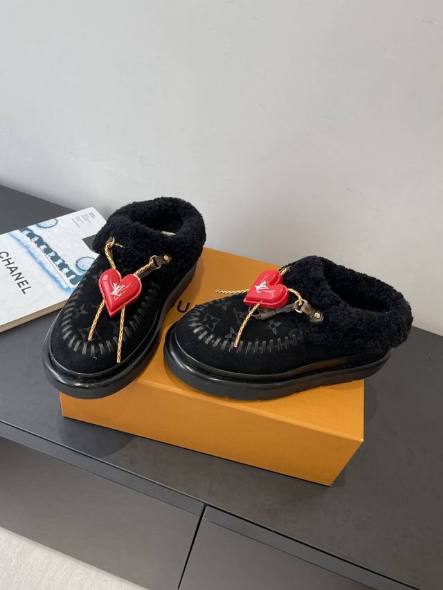 爱心配饰￥p100} 路易威登 新品滑雪系列 雪地靴 毛毛拖 以绒面牛皮革呈现丝绒质感 搭配柔暖羊毛皮内衬 鞋面的 字母缝线和可调节鞋带的铭纹搭扣共同丰富品牌细