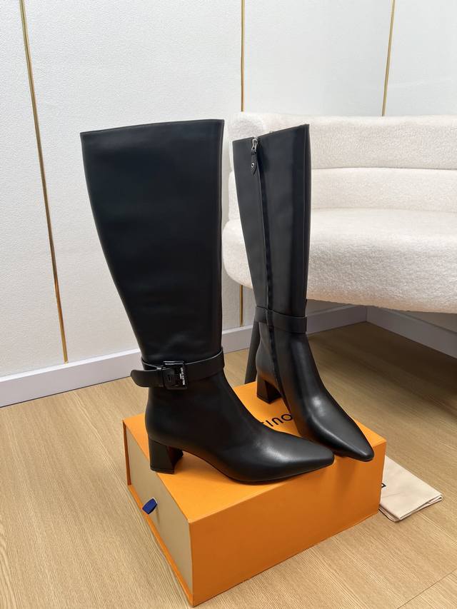 Louis Vuitton 路易威登 2025 L家2025秋冬新品 专柜最新小方头皮带扣长靴系列 上脚轻松驾驭任何服饰。设计简约、选择多样化的基础款，而非看似