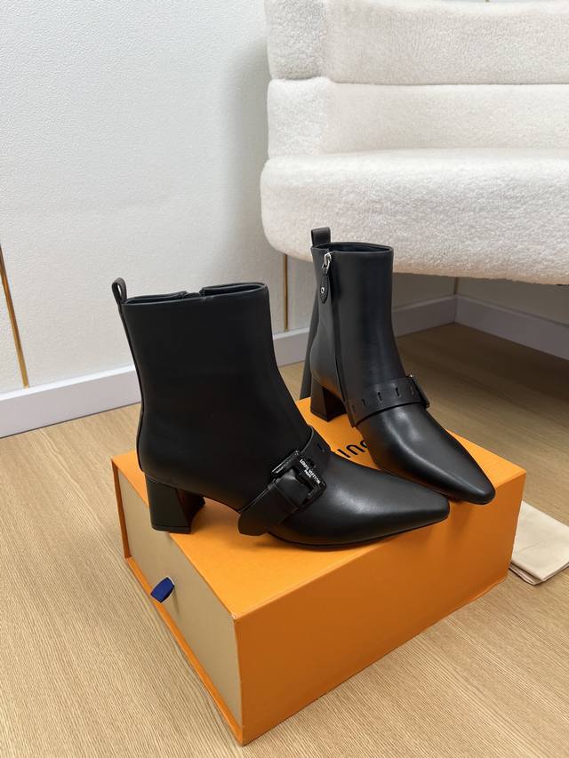 Louis Vuitton 路易威登 2025 L家2025秋冬新品 专柜最新小方头皮带扣短靴系列 上脚轻松驾驭任何服饰。设计简约、选择多样化的基础款，而非看似