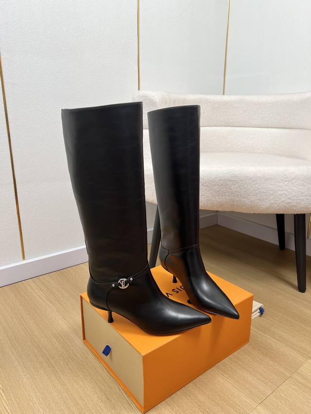 Louis Vuitton 路易威登 2025 L家2025秋冬新品 专柜最新小猫跟尖头长短靴系列 上脚轻松驾驭任何服饰。设计简约、选择多样化的基础款，而非看似