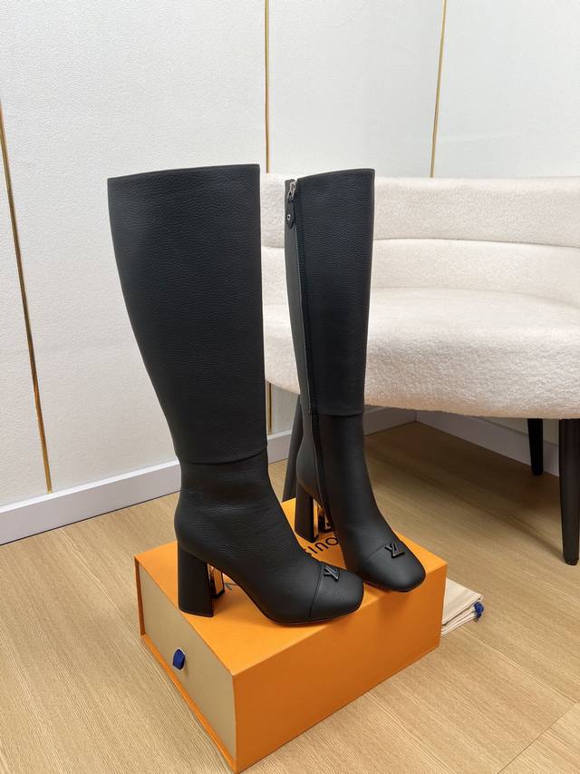 Louis Vuitton 路易威登 2025 L家2025秋冬新品 专柜最新V型镂空方跟长靴系列 上脚轻松驾驭任何服饰。设计简约、选择多样化的基础款，而非看似