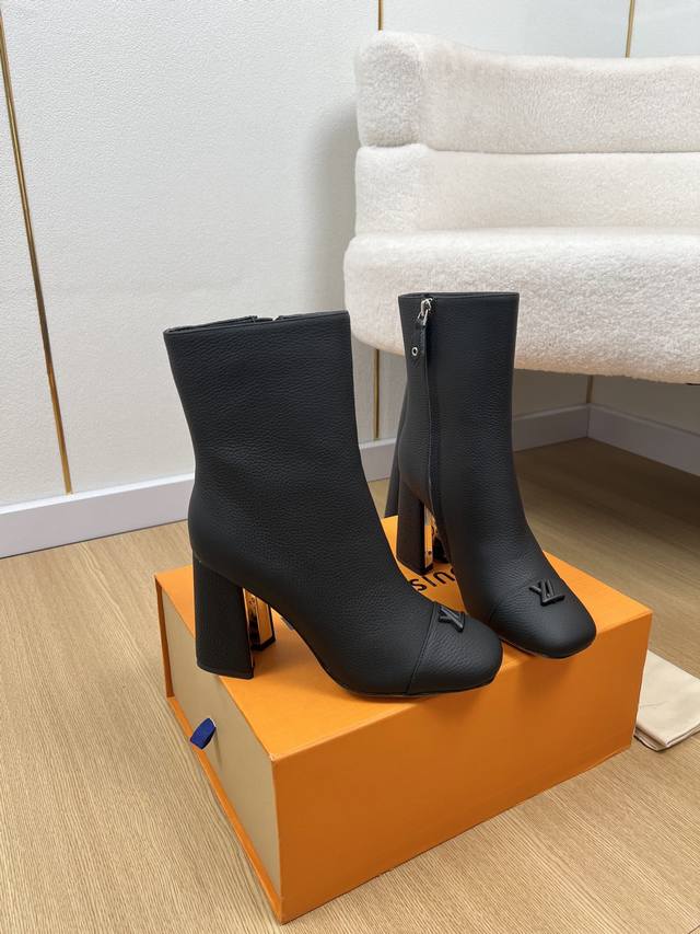 Louis Vuitton 路易威登 2025 L家2025秋冬新品 专柜最新V型镂空方跟短靴系列 上脚轻松驾驭任何服饰。设计简约、选择多样化的基础款，而非看似