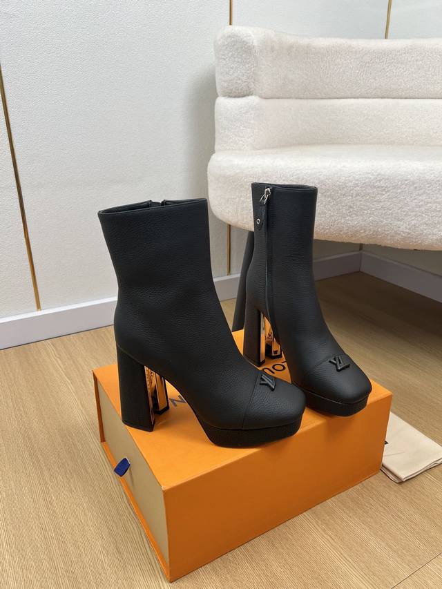 Louis Vuitton 路易威登 2025 L家2025秋冬新品 专柜最新V型镂空方跟高跟防水台短靴系列 上脚轻松驾驭任何服饰。设计简约、选择多样化的基础款
