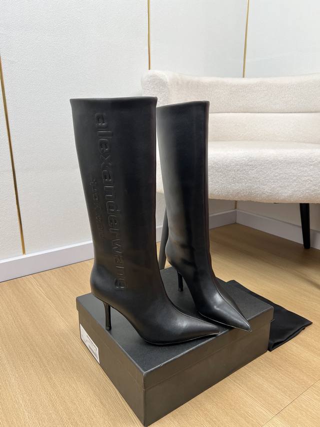 Alexanderwang｜亚历山大王 2025 大王家2025秋冬新品专柜最新爆款尖头字母Logo短靴长靴系列 个性御姐风 超有质感 爱了爱了 该款设计简约上