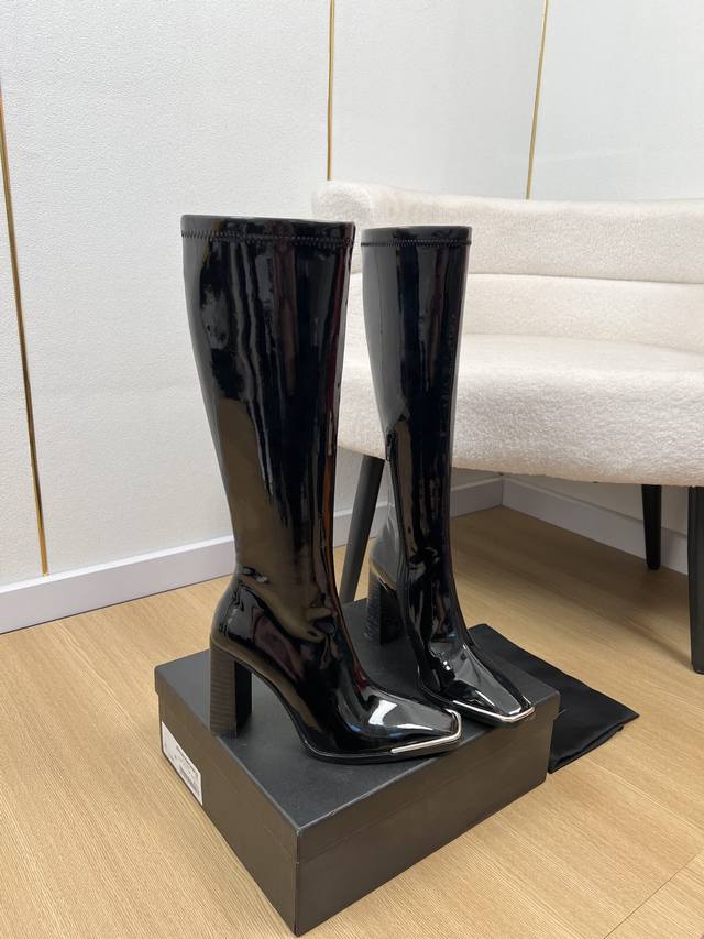 Alexanderwang｜亚历山大王 2025 大王家2025秋冬新品专柜最新爆款方头金属扣高跟弹力靴系列 个性御姐风 超有质感 爱了爱了 该款设计简约上脚时