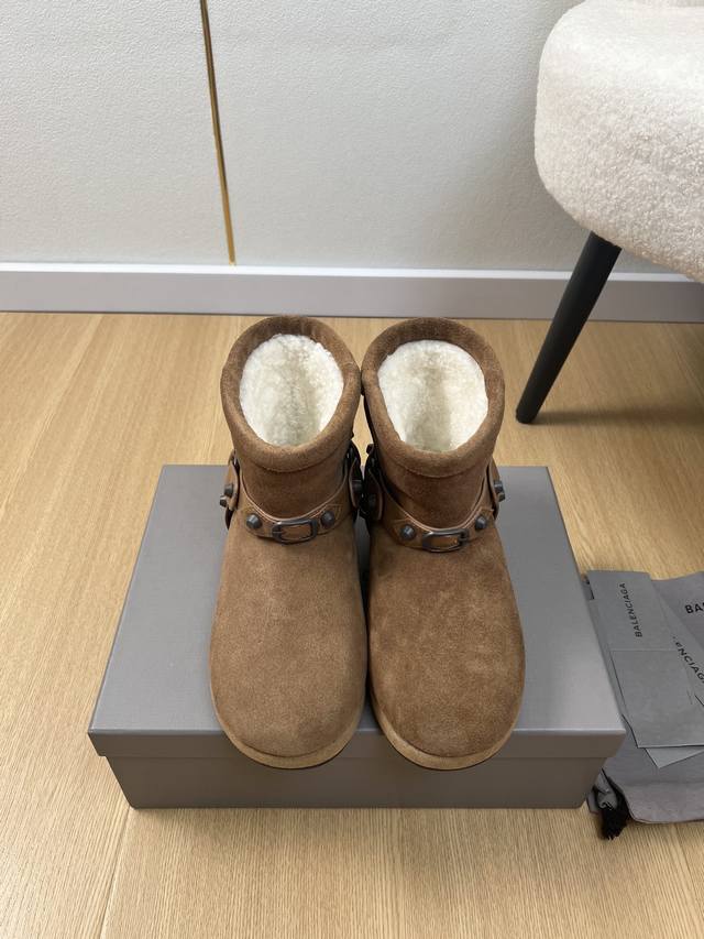 Balenciaga巴黎世家 2025 B家2025秋冬新品 专柜最新爆柳钉扣带雪地靴鞋系列 小红书力推爆款超火爆 众明星网红潮人大秀款 松驰感满满 秀气高级又