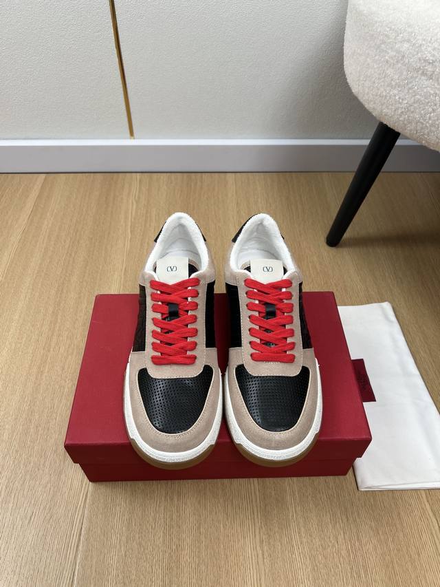 Valentino 华伦天奴 2025 V家2025秋冬新品 专柜最新拼色休闲运动鞋系列 泰裤辣！妥妥神器一枚 原版开模大底，很有型 很轻便，脚感满分夏天真的太