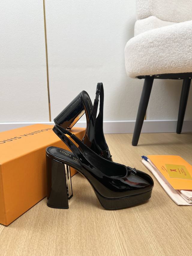 Louis Vuitton 路易威登 2025 L家2025秋冬新品 专柜最新V型镂空方跟高跟防水台后空凉鞋系列 上脚轻松驾驭任何服饰。设计简约、选择多样化的基