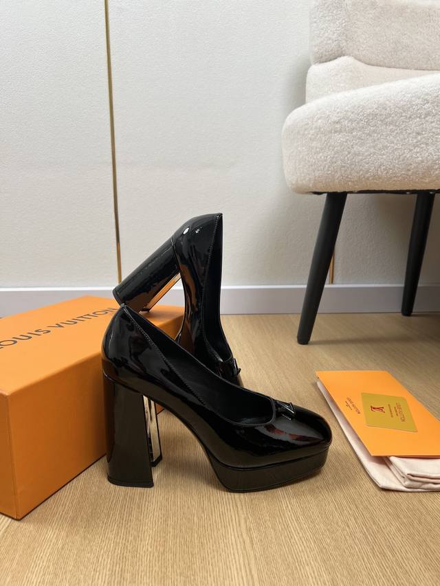 Louis Vuitton 路易威登 2025 L家2025秋冬新品 专柜最新V型镂空方跟高跟防水台单鞋系列 上脚轻松驾驭任何服饰。设计简约、选择多样化的基础款