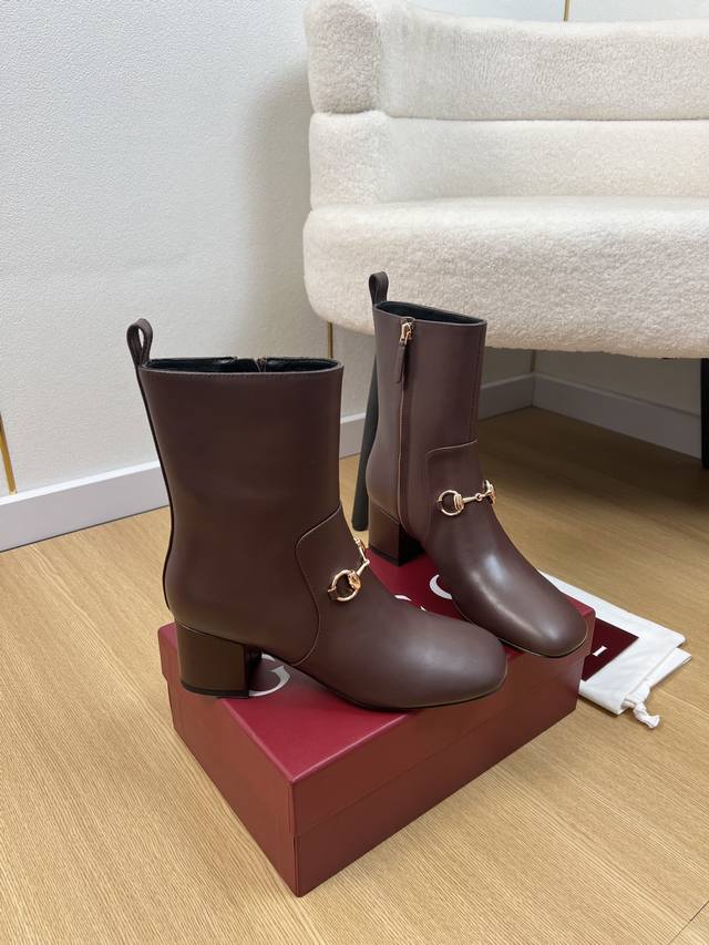 Gucci 古驰 5 G家2025秋冬新品 专柜最新经典马衔扣粗跟短靴系列 上脚轻松驾驭任何服饰。设计简约、选择多样化的基础款，而非看似简单，实则添加许多繁琐必
