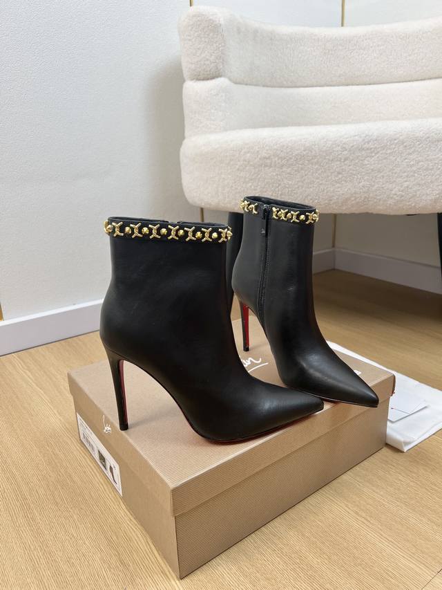 Christian Louboutin 2025 Cl家2025春夏新品 专柜最新爆款Cl红底鞋高跟尖头短靴鞋系列 原版购入开发 做货 除了好看一无是处的高跟鞋