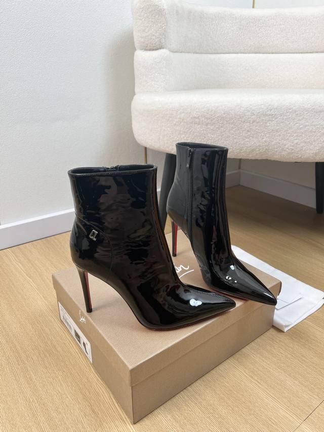 Christian Louboutin 2025 Cl家2025春夏新品 专柜最新爆款Cl红底鞋高跟尖头短靴鞋系列 原版购入开发 做货 除了好看一无是处的高跟鞋