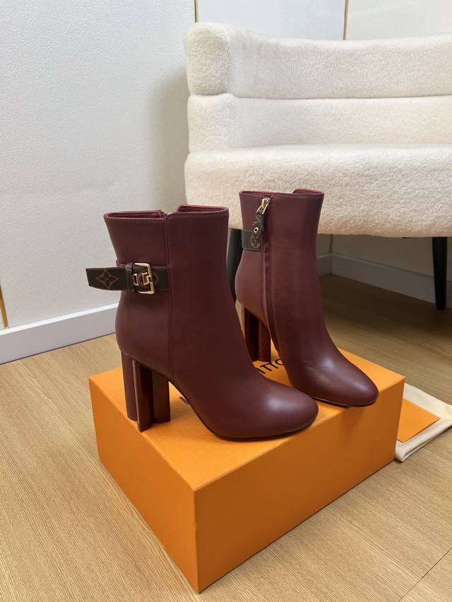 Louis Vuitton 路易威登 2025 L家2025秋冬新品 专柜最新梅花跟短靴系列 上脚轻松驾驭任何服饰。设计简约、选择多样化的基础款，而非看似简单，