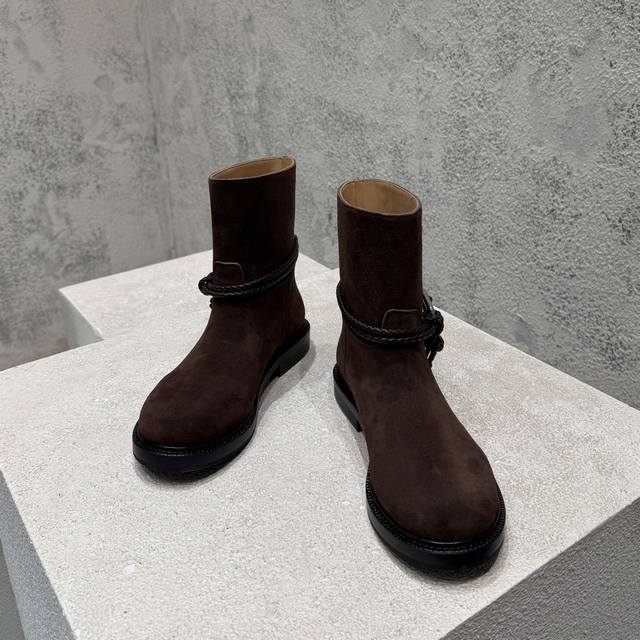 Bottega Venet* Bv 女士James 及膝高靴 靴型超级修饰腿型，无论是肉肉腿还是小短腿，穿上立马拥有又直又细的视觉效果。倒三角设计Bv的标识，打