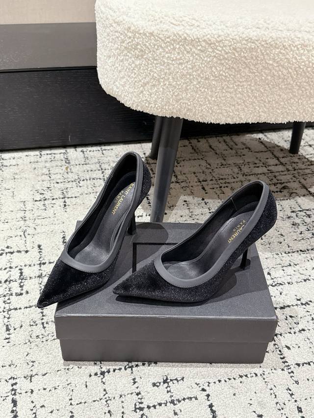 顶级版本 Saint Laurent 圣罗兰 25Ss. 秋冬新款 尖头 细高跟 凉鞋 Ysl 简约的细带设计，流畅的尖头造型，不经意间流露冷艳气质，搭配修身小