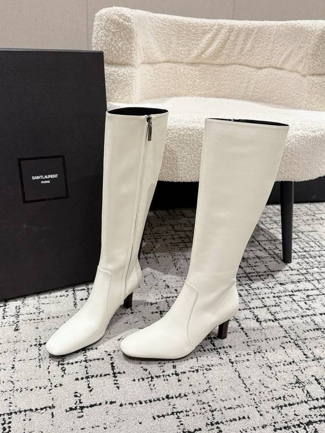 Saint Laurent Ysl圣罗兰圆头中跟靴子 Ysl这款靴子的设计亮点在于其独特的方形尖鞋头，强烈的视觉冲击力为您带来更多魅力气场。设计犹如点睛之笔，闪
