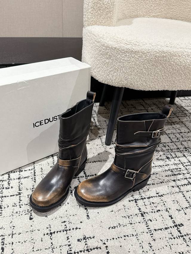 Icedust 新品 复古堆堆靴 复古堆堆长靴 麂皮与皮革拼接太有质感～金属扣带设计 酷飒又随性 靴型利落 轻松拿捏秋冬时髦感 出街回头率拉满～ 鞋面：进口牛皮