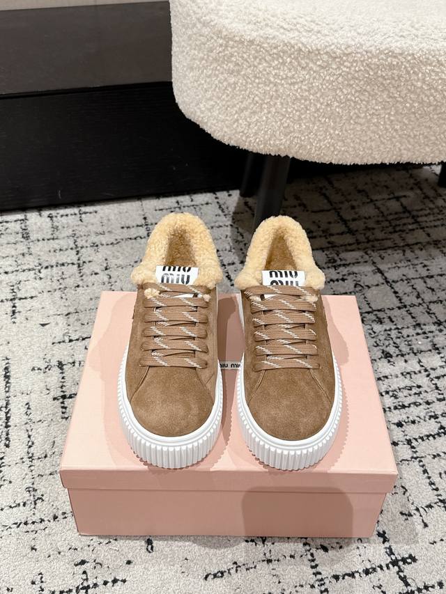 Miumiu 25 秋冬新款 羊毛厚底饼干鞋 冬季经典升级加羊毛 增高4厘米的同时，既有饼干鞋的秀气轻盈，又有毛毛质感的可爱和保暖性可谓是时尚与实用并存了~ 面