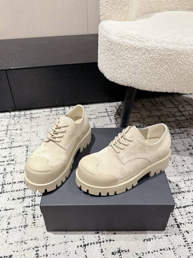 Dymonlatry 小众潮牌 25Ss秋冬新款 机车靴 马丁靴 “Bastion堡垒”25秋冬系列以机能工艺大底重塑经典马丁靴，宽松散口廓形，慵懒中注入浪漫韵