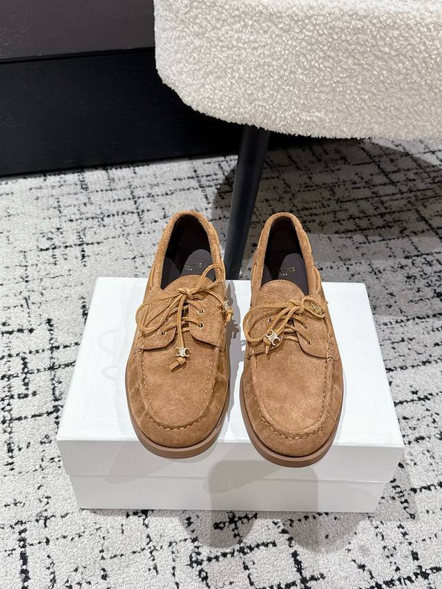 Celine 赛琳25 新款平底复古轻便 乐福鞋 网红爆款来袭！各大网红抢先体验、Celine网红Ins种草神器、非常复古风、气场十足单品、设计风格非常新颖、高