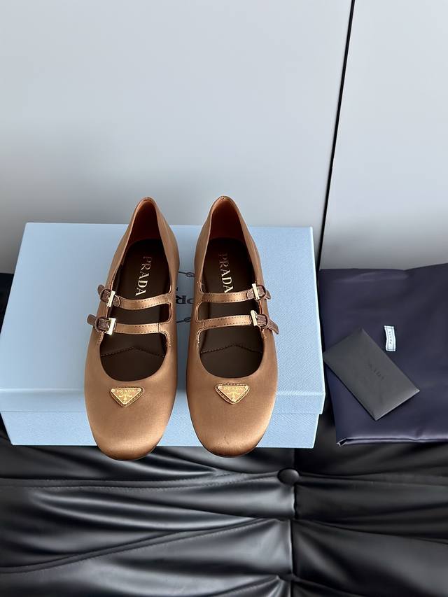 prad*25新款玛丽珍芭蕾舞平底鞋 顶级版本 这款芭蕾平底鞋采用锥形廓形，漆面羊皮革平添一抹精致，彰显优雅柔美魅力。采用圆头设计，搭配橡胶鞋底，且饰有涂珐琅三