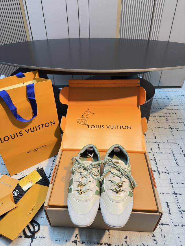 LV驴家全新薄底芭蕾舞德训鞋 代购品质～出入无压力 1V芭蕾运动鞋 透气+舒适+颜值 超级轻无敌软、超级薄底、 巨高级、巨好穿、巨好搭配～走两万步不累脚～一年四