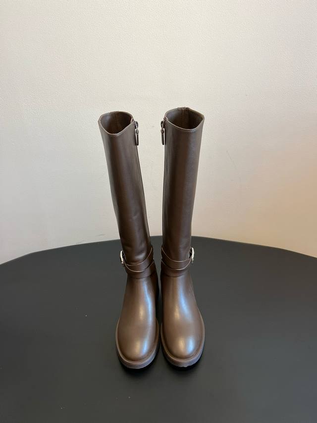 原厂级 Stuartweitzma*25 圆头扣带长靴 太舒服了！百搭就选它！啥都能搭配！上脚超级舒服，拉长腿型不在话下！穿上就变腿精绝不是我吹 随意的搭配都能