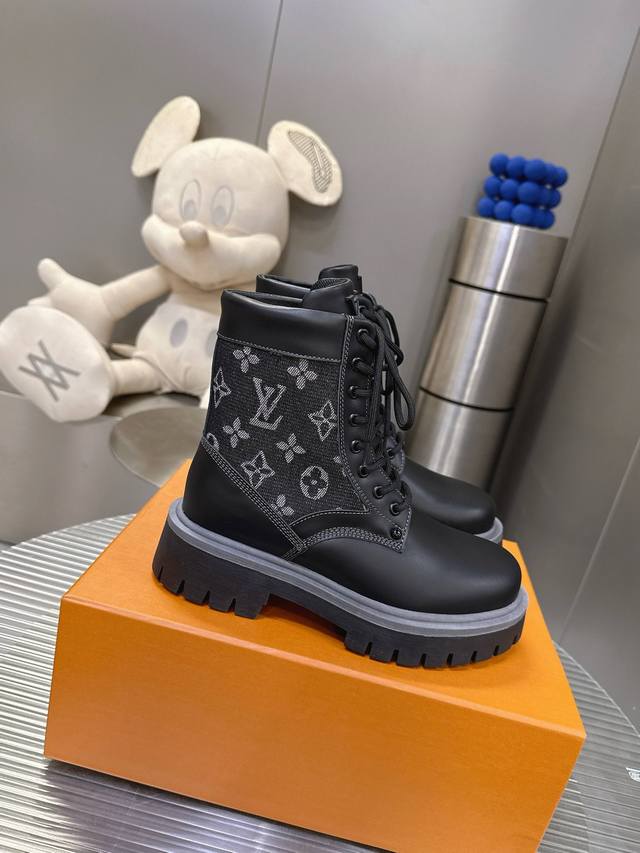 Louis Vuitton 路易威登牛皮拼牛仔印花系高帮厚底马丁靴 冬天必备女款，码数：35-40 #V马丁靴 #Lv平底马丁靴 #V短靴 #V厚底短靴