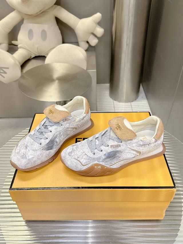 限女款 芬迪新款复古风平底运动休闲鞋 鞋面是牛反绒+皮革拼接，自带做旧纹理，质感高级还显独特；鞋舌有Fendi标识，细节处藏着品牌辨识度。圆头+魔术贴搭扣，穿脱