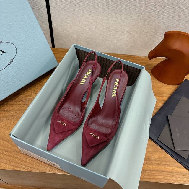 出厂 prad*25Ss 复古三角标尖头小猫跟鞋头处嵌入prada三角徽标，这是品牌辨识度极高的符号元素，强化视觉记忆点。采用尖头轮廓，修饰脚型的同时增添优雅干