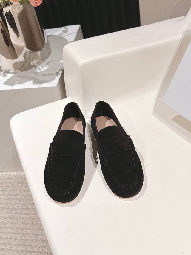 The Row Fw25 New Arrival～ Tr 25秋冬麂皮乐福鞋新品 高丝光牛反绒材质，质地细腻手感软糯，脚感舒适没有磨合期！ 料子虽软，鞋子形体很