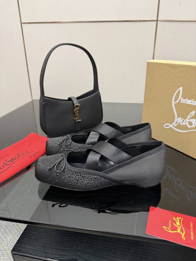 带钻 Christinlouboutin Cl25Wf新品 水钻蝴蝶结猪鼻子交叉带芭蕾舞鞋 在时尚的舞台上Cl始终是璀璨的明星 而这款猪鼻子凉鞋 更是品牌的得意