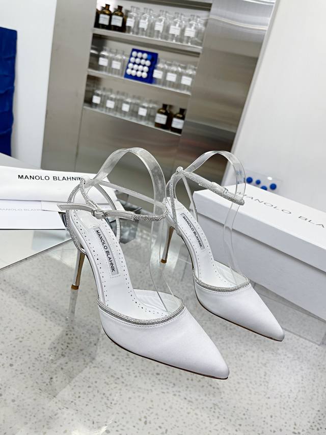 顶级版本 Manolo Blahnik 最新款水钻一字扣凉鞋 最高版本 这个水钻高跟凉鞋第一眼就相中了 太显脚长 主要显小腿线条特别美！搭配其它衣服都很好看 最