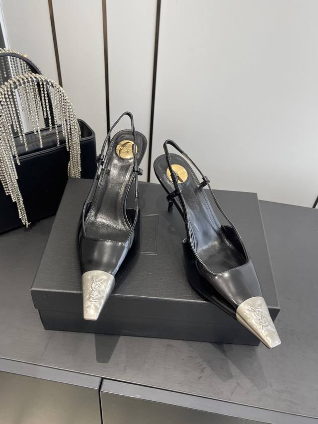 Saint Laurent 圣罗兰 新品 方头 Ysl饰扣优雅大气高跟 Ysl走秀款高跟鞋 各种小裙子搭配起来 完全不挑脚型哦 通透的闪钻在光线的照耀下呈现幻彩