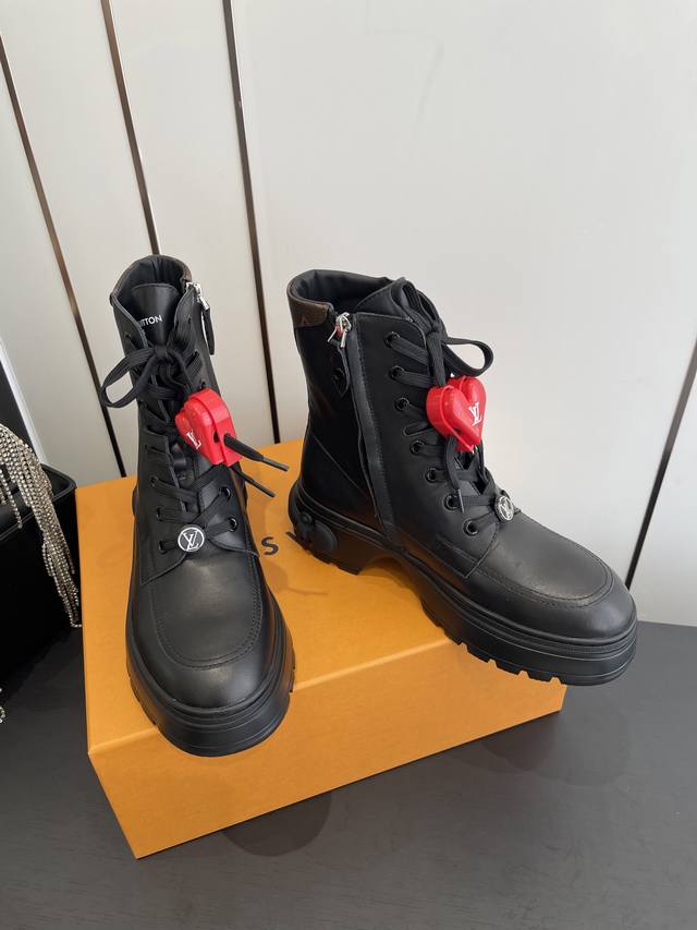 配饰60 Louis Vuotton 25Ss新款系带英伦风帅气厚底 马丁靴 短靴 楦型百搭瘦脚Yyds.造型立体饱满 气质满满 上脚舒适 非常复古风、气场十足