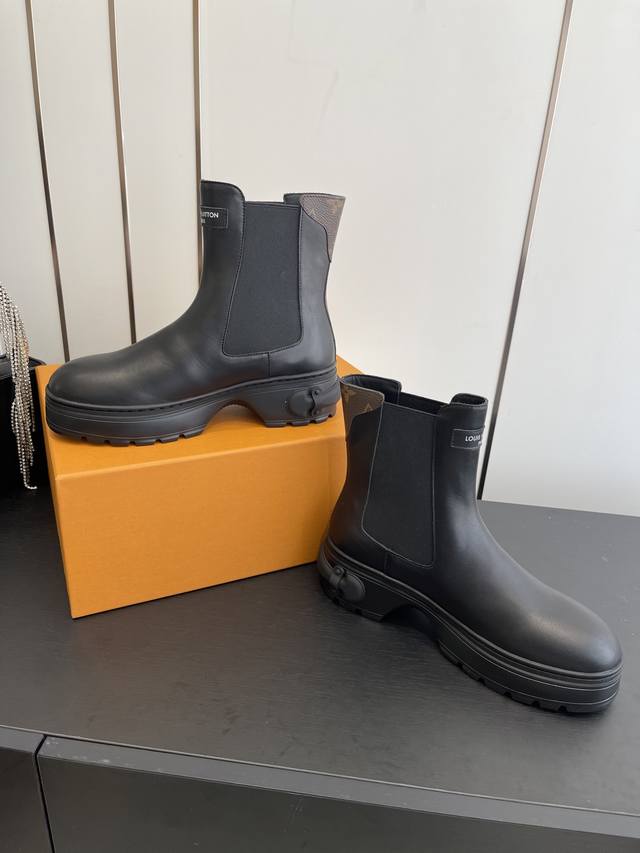 Louis Vuotton 25Ss新款 英伦风帅气厚底 马丁靴 短靴 楦型百搭瘦脚Yyds.造型立体饱满 气质满满 上脚舒适 非常复古风、气场十足 加原版老花